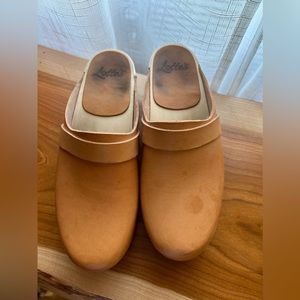 Lotta from Stockholm ‘Elsa’ clog, size 39. I wear a women’s 8 and these fit me.